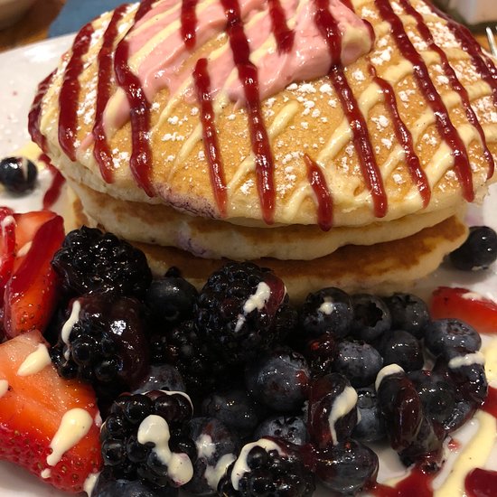 Pancakes with fruit and jelly